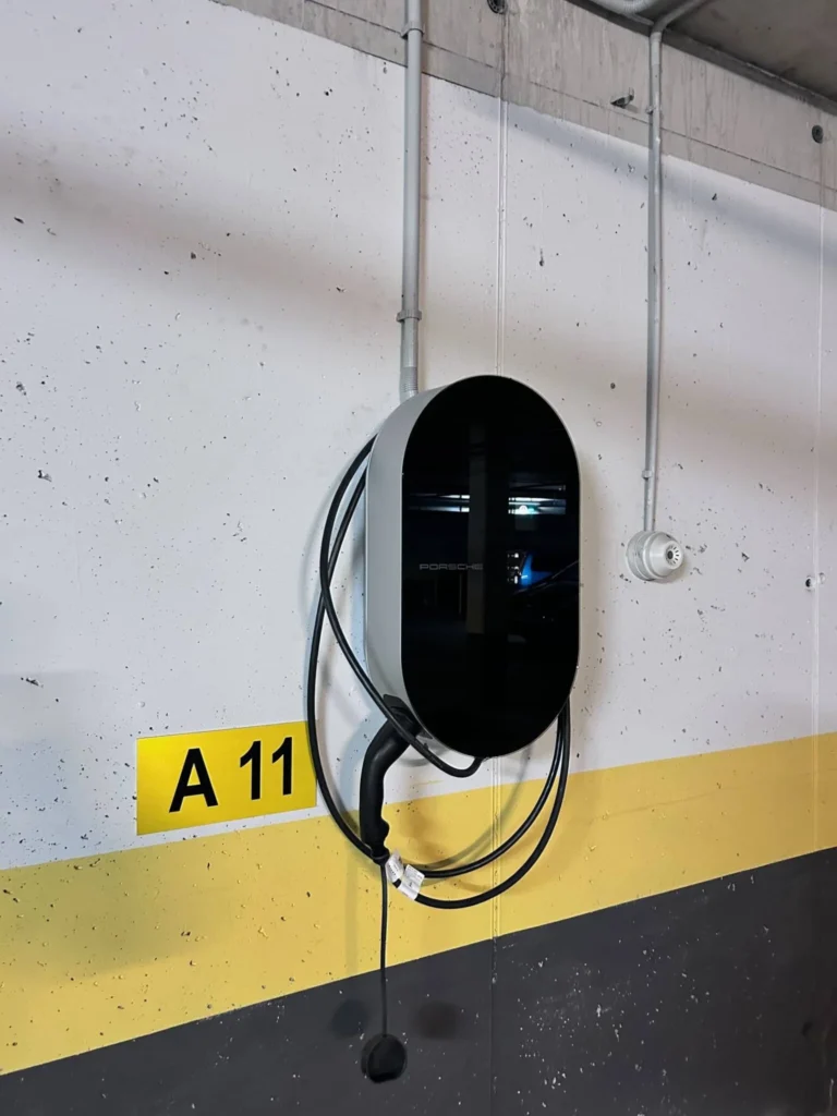 Įrengta elektromobilio įkrovimo stotelė daugiabučio parkinge