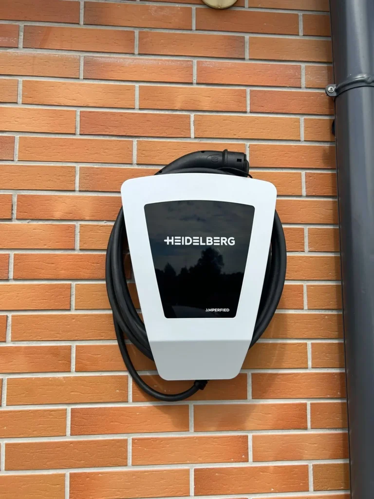 Įrengta elektromobilio įkrovimo stotelė verslo objekte